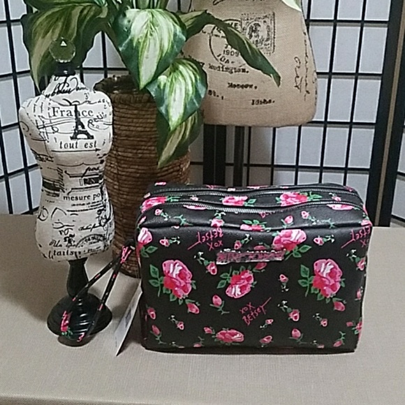 Betsey Johnson Handbags - 🎉BNWT🎉  💖Betsey Johnson💖  👛🏵WRISTLET🏵👛